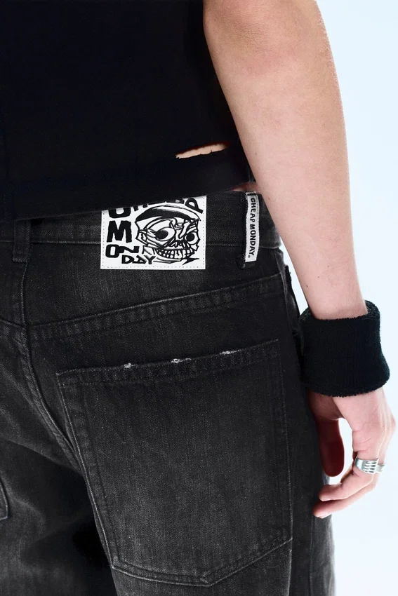 Lockere Straight-Jeans mit normaler Taillenhöhe – Chafe Black | Cheap Monday Gb Lockere Straight-Jeans mit normaler Taillenhöhe – Chafe Black | Cheap Monday Gb