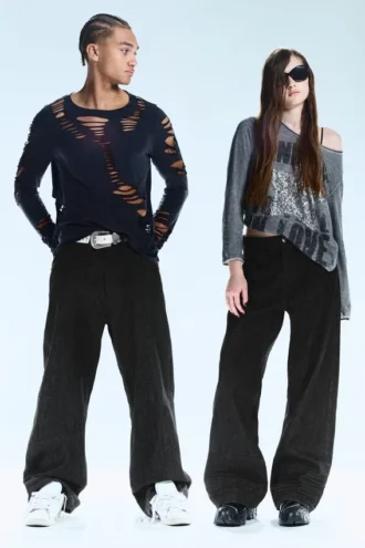 Lockere Straight-Jeans mit normaler Taillenhöhe – Extra Black Rinse | Cheap Monday GB
