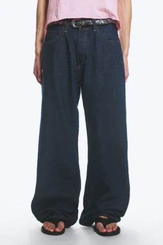 Lockere Straight-Jeans mit normaler Taillenhöhe – Extra Blue Rinse – Mittelblau | Cheap Monday Gb