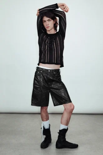 Lockere, tief sitzende, beschichtete Jeans-Shorts – Schwarz