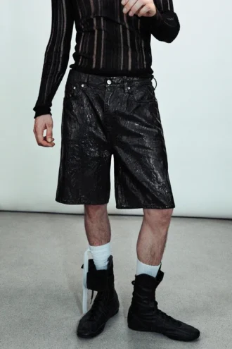 Lockere, tief sitzende, beschichtete Jeans-Shorts – Schwarz