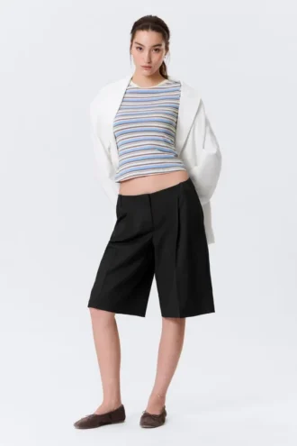 Lockere, tief sitzende Dreiviertel-Anzugshorts – Schwarz
