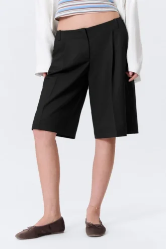 Lockere, tief sitzende Dreiviertel-Anzugshorts – Schwarz