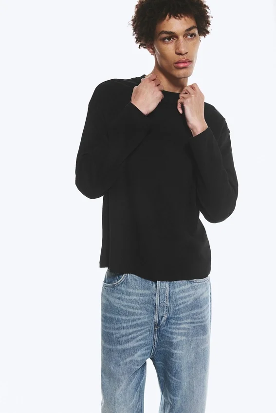 Lockeres, kastenförmiges Langarmshirt – Schwarz Lockeres, kastenförmiges Langarmshirt – Schwarz
