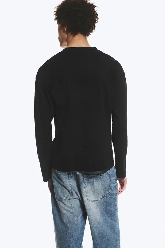 Lockeres, kastenförmiges Langarmshirt – Schwarz Lockeres, kastenförmiges Langarmshirt – Schwarz