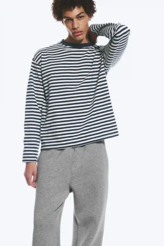 Lockeres, kastenförmiges Langarmshirt – Weiß- und Marineblau-Streifen