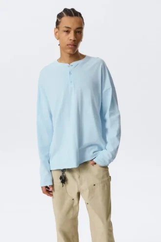 Lockeres langärmeliges Henley-T-Shirt – Hellblau