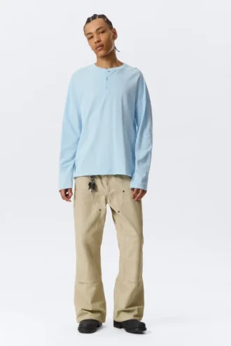 Lockeres langärmeliges Henley-T-Shirt – Hellblau
