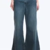 Loosy Lucie Low-Rise-Jeans mit normaler Passform und ausgestelltem Bein – Tide Blue – Mittelblau | Cheap Monday GB