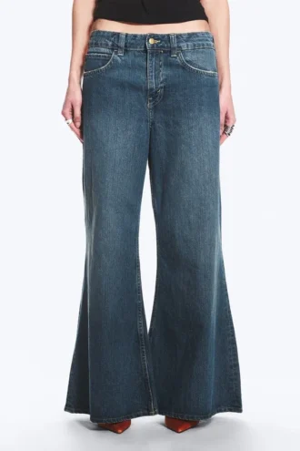 Loosy Lucie Low-Rise-Jeans mit normaler Passform und ausgestelltem Bein – Tide Blue – Mittelblau | Cheap Monday GB