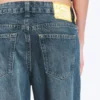 Loosy Lucie Low-Rise-Jeans mit normaler Passform und ausgestelltem Bein – Tide Blue – Mittelblau | Cheap Monday GB