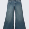 Loosy Lucie Low-Rise-Jeans mit normaler Passform und ausgestelltem Bein – Tide Blue – Mittelblau | Cheap Monday GB