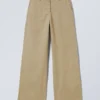 Lose Chino-Hose mit niedriger Leibhöhe – Staubbeige Lose Chino-Hose mit niedriger Leibhöhe – Staubbeige