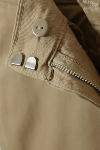 Lose Chino-Hose mit niedriger Leibhöhe – Staubbeige
