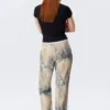 Lose Hose mit Volants und mittlerer Leibhöhe – Beige – Schlangenhautmuster Lose Hose mit Volants und mittlerer Leibhöhe – Beige – Schlangenhautmuster