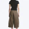 Lose, kurz geschnittene Hose mit niedriger Leibhöhe – Dark Mole Lose, kurz geschnittene Hose mit niedriger Leibhöhe – Dark Mole