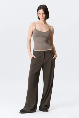 Lose sitzende Anzughose mit niedriger Taille – Dark Mole