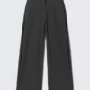 Lose sitzende Anzughose mit niedriger Taille – Dunkelgrau meliert Lose sitzende Anzughose mit niedriger Taille – Dunkelgrau meliert