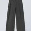 Lose sitzende Anzughose mit niedriger Taille – gestreift, dunkelgrau Lose sitzende Anzughose mit niedriger Taille – gestreift, dunkelgrau