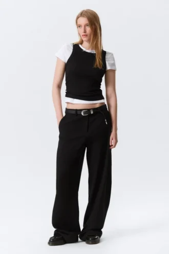 Lose sitzende Anzughose mit niedriger Taille – Schwarz