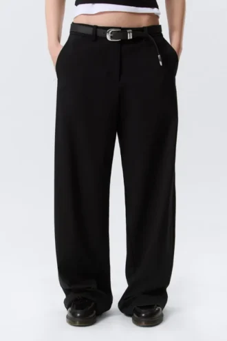 Lose sitzende Anzughose mit niedriger Taille – Schwarz