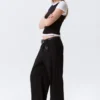 Lose sitzende Anzughose mit niedriger Taille – Schwarz Lose sitzende Anzughose mit niedriger Taille – Schwarz