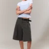 Lose sitzende Anzugshorts mit Falten und niedriger Leibhöhe – Dunkelgrau – Fischgrätmuster Lose sitzende Anzugshorts mit Falten und niedriger Leibhöhe – Dunkelgrau – Fischgrätmuster