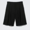Lose sitzende Anzugshorts mit Falten und niedriger Leibhöhe – Schwarz Lose sitzende Anzugshorts mit Falten und niedriger Leibhöhe – Schwarz