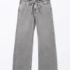 Lose sitzende Twill-Hose mit niedriger Taille – staubgrau überfärbt Lose sitzende Twill-Hose mit niedriger Taille – staubgrau überfärbt