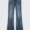 Low-Rise-Jeans mit normaler Passform und Bootcut – Medusa Blue – Dunkelblau