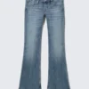 Low-Rise-Jeans mit schmaler Passform und ausgestelltem Bein – Radio Blue – Mittelblau