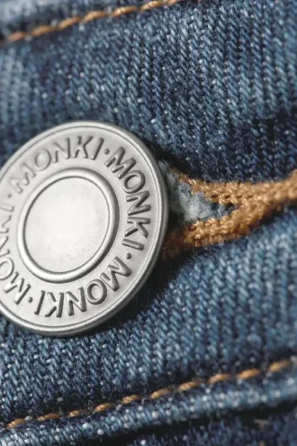 Low-Rise-Jeans mit schmaler Passform und ausgestelltem Bein – Radio Blue – Mittelblau