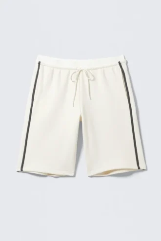 Lässige Bermudashorts aus Frottee mit niedriger Leibhöhe – Weiß – Schwarze Streifen