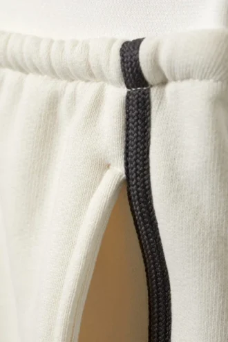 Lässige Bermudashorts aus Frottee mit niedriger Leibhöhe – Weiß – Schwarze Streifen
