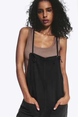 Lässige Latzhose mit geradem Bein – Schwarz