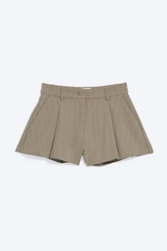 Lässige Mini-Anzugshorts mit Falten – beige mit Nadelstreifen