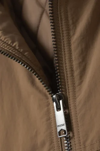 Lässige Nylon-Bomberjacke – Staubbraun