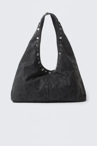 Lässige Schultertasche aus Kunstleder – mit Nieten, schwarz