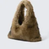 Lässige Umhängetasche aus Kunstfell – Beige Lässige Umhängetasche aus Kunstfell – Beige