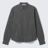 Lässiges gestreiftes Button-Down-Hemd – Dunkelgrau gestreift Lässiges gestreiftes Button-Down-Hemd – Dunkelgrau gestreift