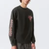 Lässiges, mit Print versehenes Langarmshirt – gewaschenes Grau – roter Aufdruck Lässiges, mit Print versehenes Langarmshirt – gewaschenes Grau – roter Aufdruck