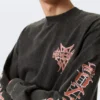 Lässiges, mit Print versehenes Langarmshirt – gewaschenes Grau – roter Aufdruck Lässiges, mit Print versehenes Langarmshirt – gewaschenes Grau – roter Aufdruck