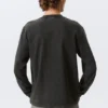 Lässiges, mit Print versehenes Langarmshirt – gewaschenes Grau – roter Aufdruck Lässiges, mit Print versehenes Langarmshirt – gewaschenes Grau – roter Aufdruck