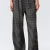 Lyocell-Hose mit mittlerer Leibhöhe, lockerer Passform und weitem Bein – schwarz-grau gestreift Lyocell-Hose mit mittlerer Leibhöhe, lockerer Passform und weitem Bein – schwarz-grau gestreift