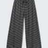 Lyocell-Hose mit mittlerer Leibhöhe, lockerer Passform und weitem Bein – schwarz-grau gestreift Lyocell-Hose mit mittlerer Leibhöhe, lockerer Passform und weitem Bein – schwarz-grau gestreift