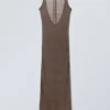 Maxikleid aus Strick mit offenem Rücken – Dark Mole Maxikleid aus Strick mit offenem Rücken – Dark Mole