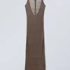Maxikleid aus Strick mit offenem Rücken – Dark Mole Maxikleid aus Strick mit offenem Rücken – Dark Mole