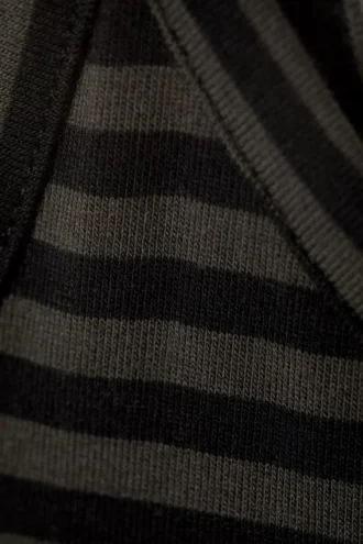 Maxikleid mit glattem Träger – dunkle Maulwurfspunkte & schwarze Streifen