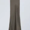 Maxirock aus schräg geschnittenem Satin mit niedriger Leibhöhe – Dark Mole Maxirock aus schräg geschnittenem Satin mit niedriger Leibhöhe – Dark Mole
