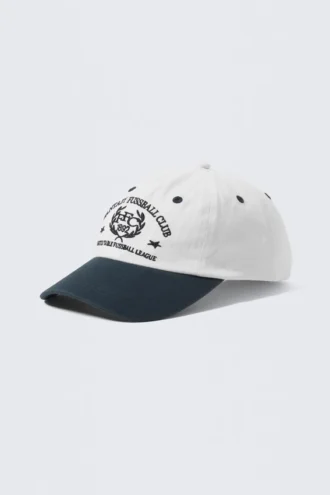 Merch-Baseballkappe – Dunkelblau & Weiß Merch-Baseballkappe – Dunkelblau & Weiß